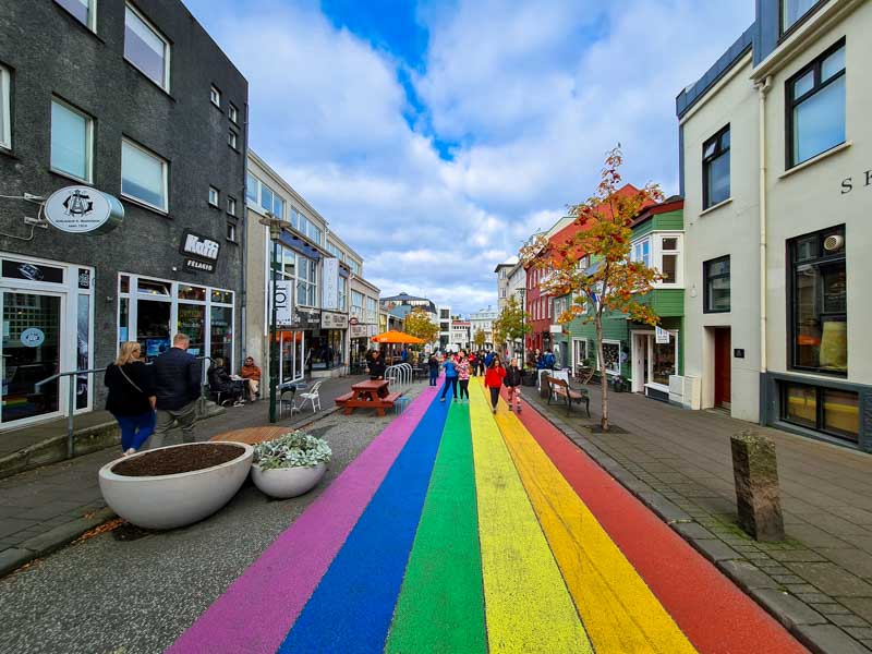 una bandiera arcobaleno disegnata nella strada che sale verso la chiesa