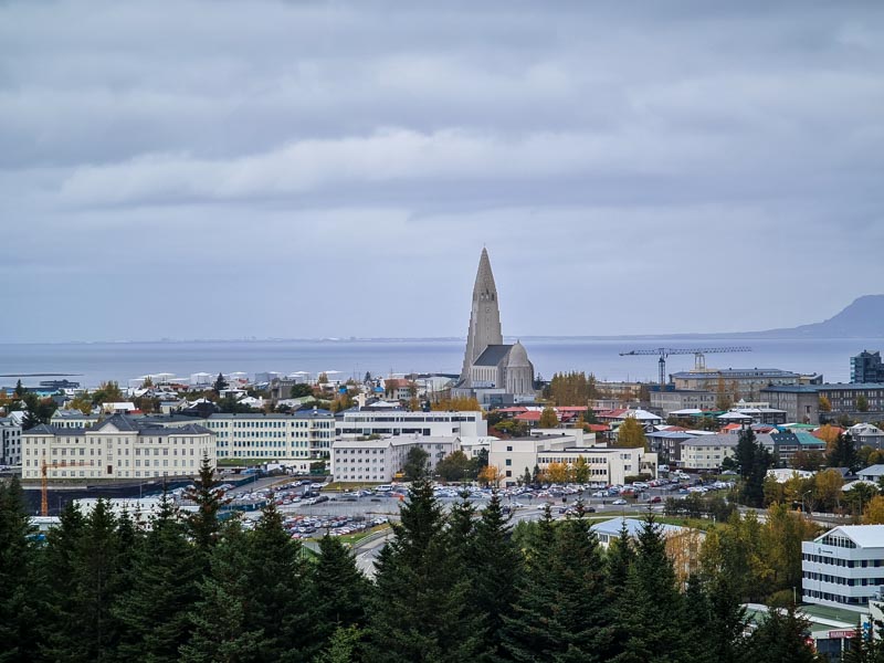 veduta dall'alto di Reykjavik con la Grande Chiesa e il mare sullo sfondo.