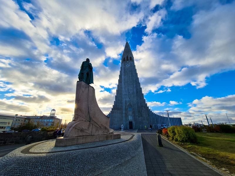 Come organizzare un viaggio a Reykjavik veduta della CHiesa con una statua in primo piano