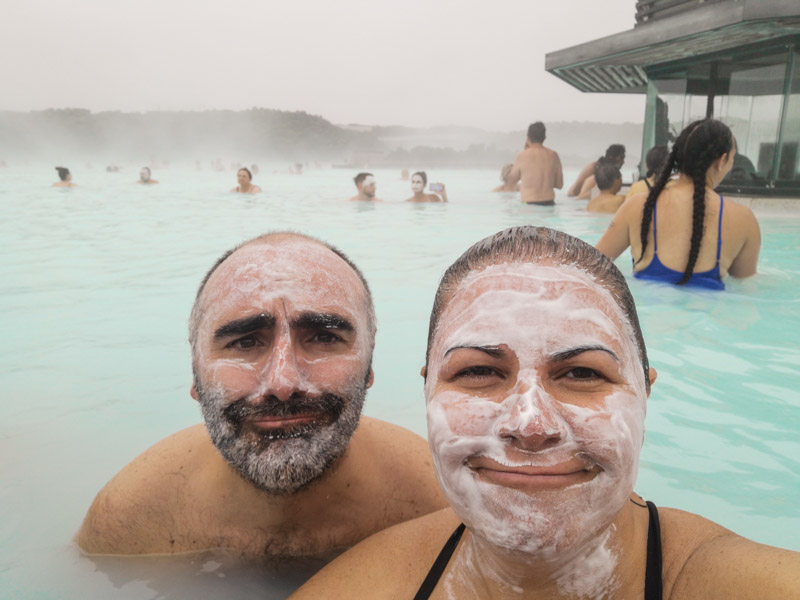 Mauro e Veronica alla Blue Lagoon con la faccia tutta bianca per il fango spalmato nel viso