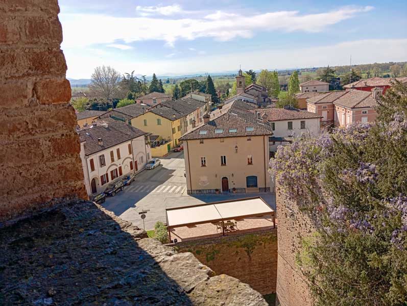 Tetti su Montechiarugolo